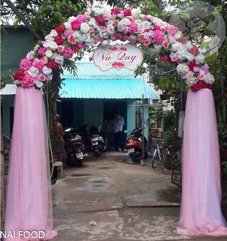 Cổng hoa tiệc cưới đơn giản
