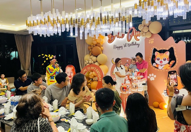 đặt tiệc thôi nôi tại nhà