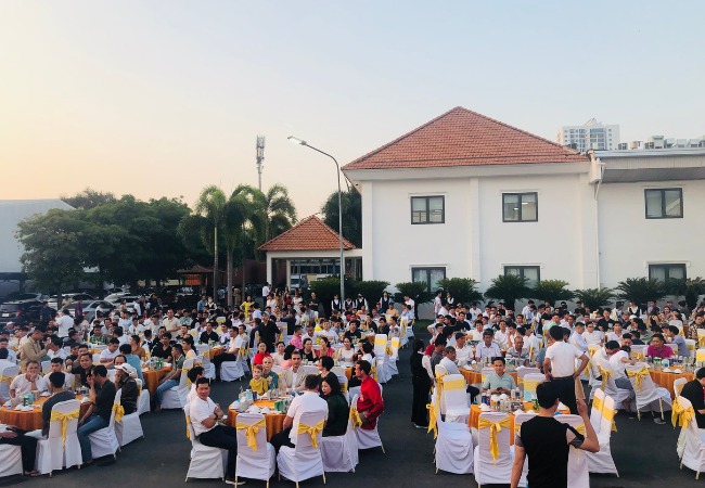 Đãi khách và dọn dẹp sau tiệc